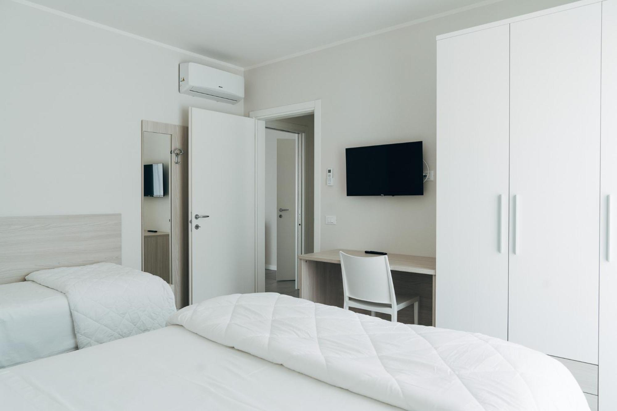The Prince - Luxury Apartments With Pool Peschiera del Garda Bagian luar foto