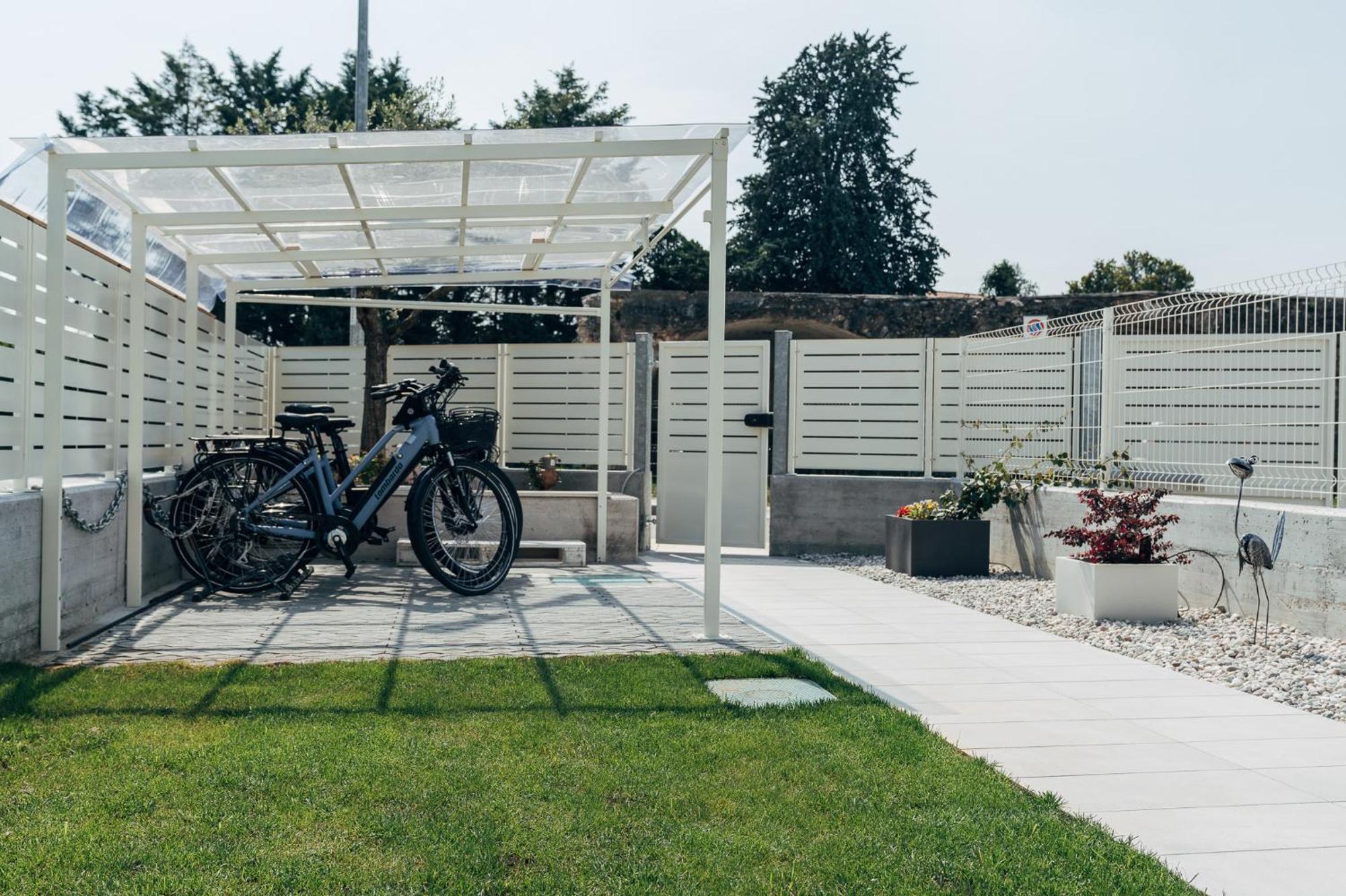 The Prince - Luxury Apartments With Pool Peschiera del Garda Bagian luar foto