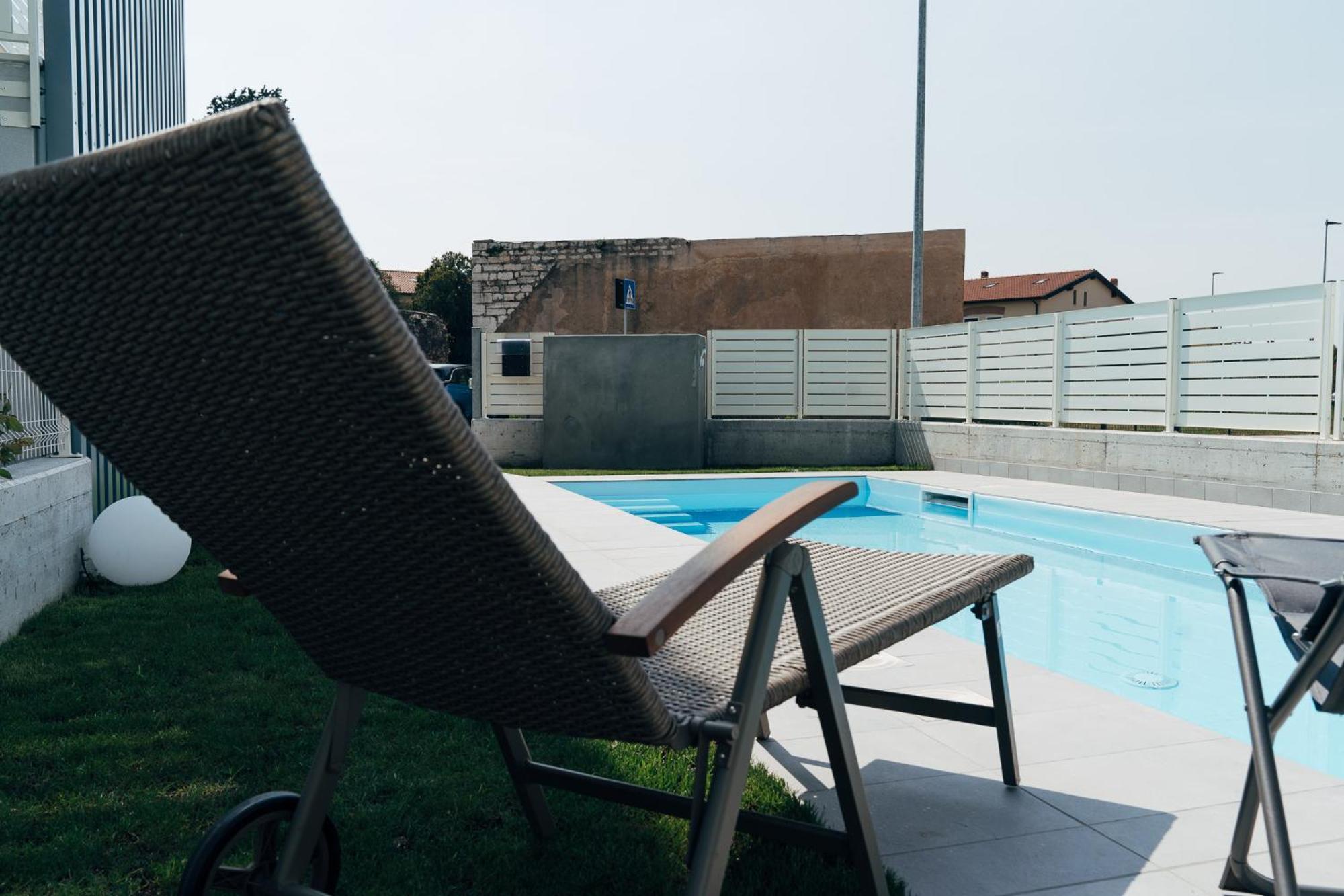 The Prince - Luxury Apartments With Pool Peschiera del Garda Bagian luar foto